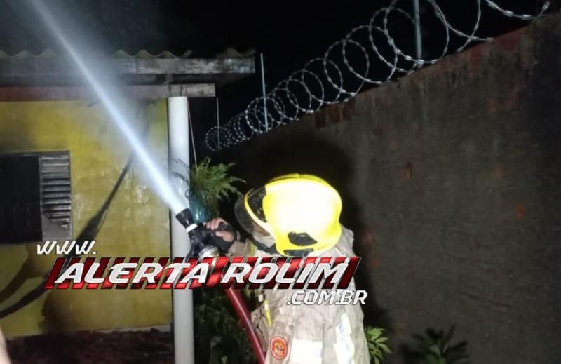 Incêndio em residência foi registrado na noite de quarta-feira, em Rolim de Moura Incêndio em residência foi registrado na noite de quarta-feira, em Rolim de Moura