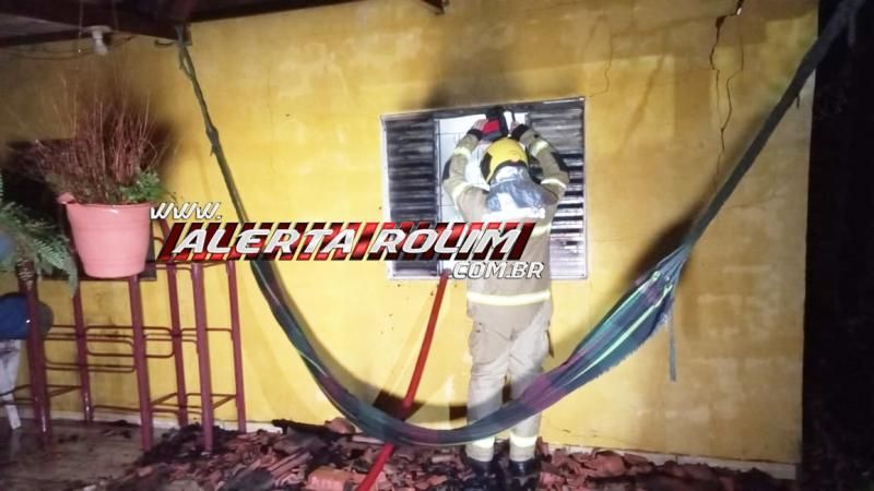 Incêndio em residência foi registrado na noite de quarta-feira, em Rolim de Moura Incêndio em residência foi registrado na noite de quarta-feira, em Rolim de Moura