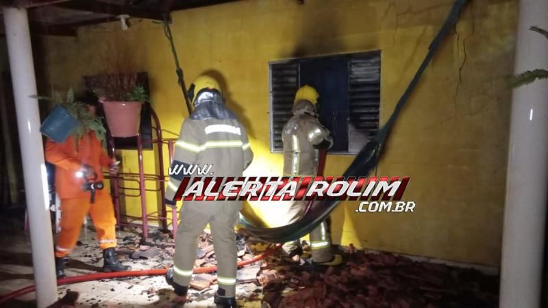 Incêndio em residência foi registrado na noite de quarta-feira, em Rolim de Moura Incêndio em residência foi registrado na noite de quarta-feira, em Rolim de Moura