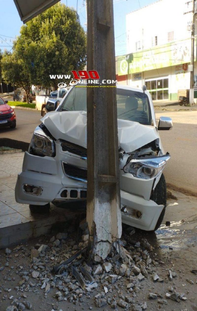 Motorista atingiu poste no Centro de Alta Floresta do Oeste Motorista atingiu poste no Centro de Alta Floresta do Oeste