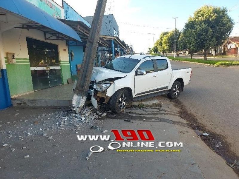 Motorista atingiu poste no Centro de Alta Floresta do Oeste Motorista atingiu poste no Centro de Alta Floresta do Oeste