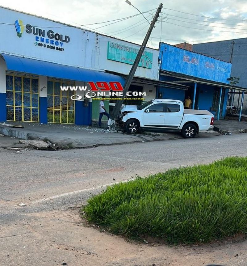 Motorista atingiu poste no Centro de Alta Floresta do Oeste Motorista atingiu poste no Centro de Alta Floresta do Oeste