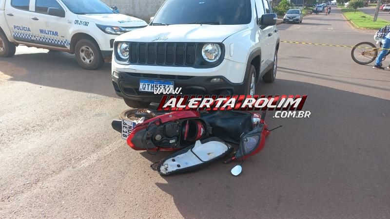 Mulher foi socorrida após ter moto atingida por carro nessa tarde, em Rolim de Moura Mulher foi socorrida após ter moto atingida por carro nessa tarde, em Rolim de Moura