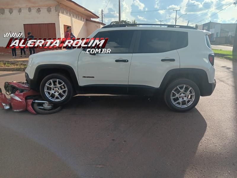 Mulher foi socorrida após ter moto atingida por carro nessa tarde, em Rolim de Moura Mulher foi socorrida após ter moto atingida por carro nessa tarde, em Rolim de Moura