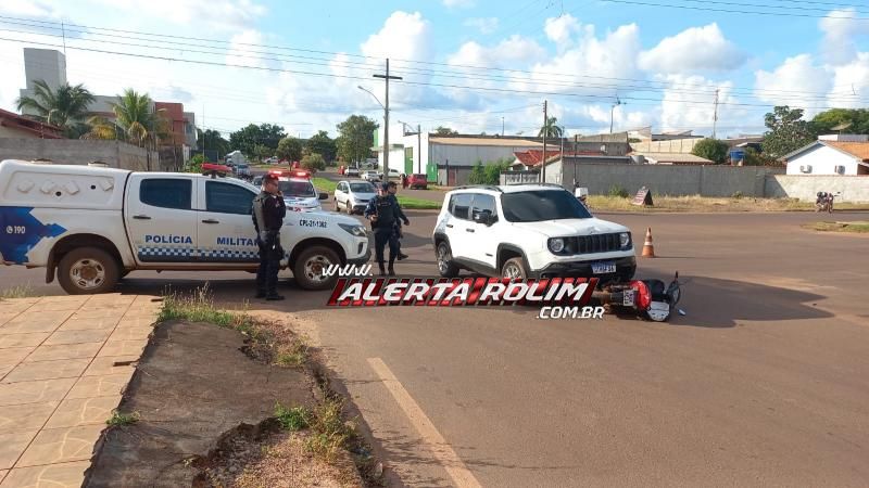 Mulher foi socorrida após ter moto atingida por carro nessa tarde, em Rolim de Moura Mulher foi socorrida após ter moto atingida por carro nessa tarde, em Rolim de Moura