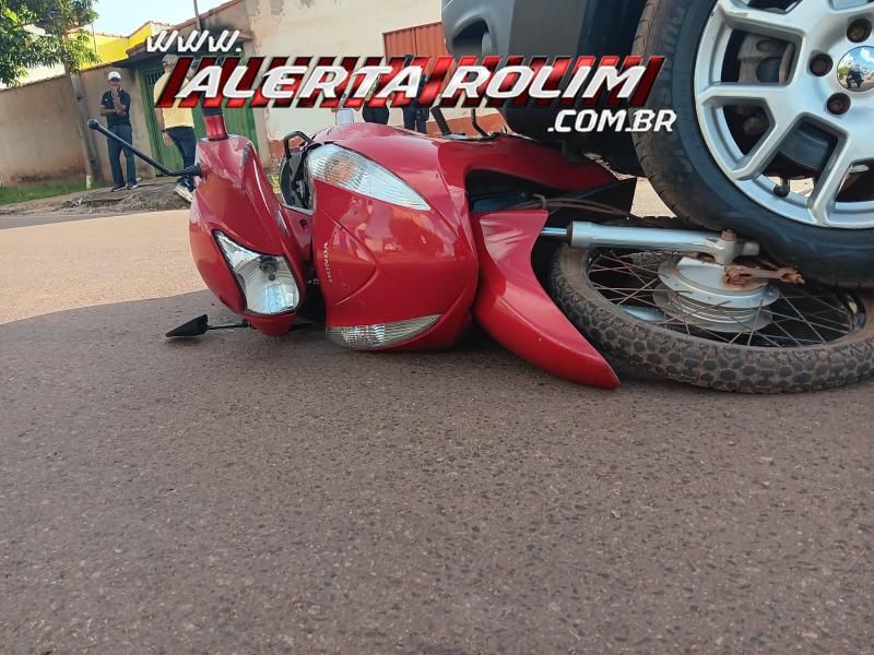 Mulher foi socorrida após ter moto atingida por carro nessa tarde, em Rolim de Moura Mulher foi socorrida após ter moto atingida por carro nessa tarde, em Rolim de Moura