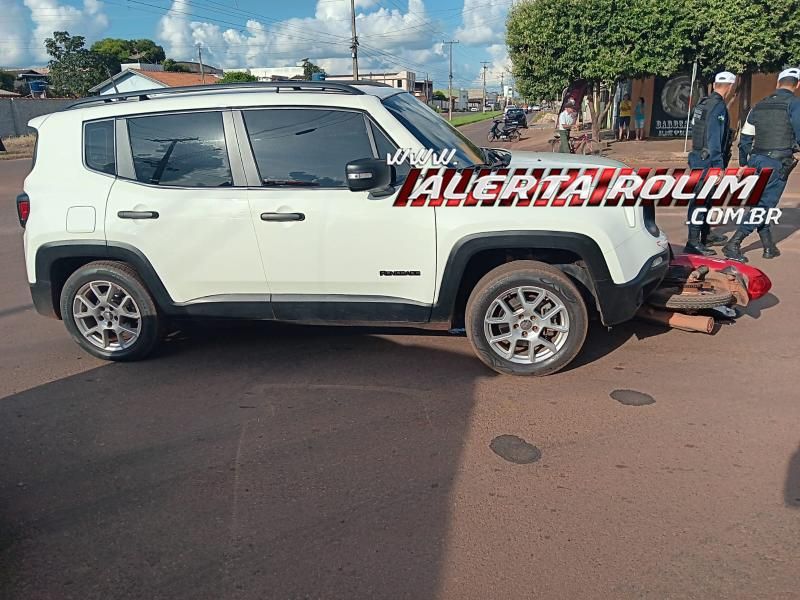 Mulher foi socorrida após ter moto atingida por carro nessa tarde, em Rolim de Moura Mulher foi socorrida após ter moto atingida por carro nessa tarde, em Rolim de Moura
