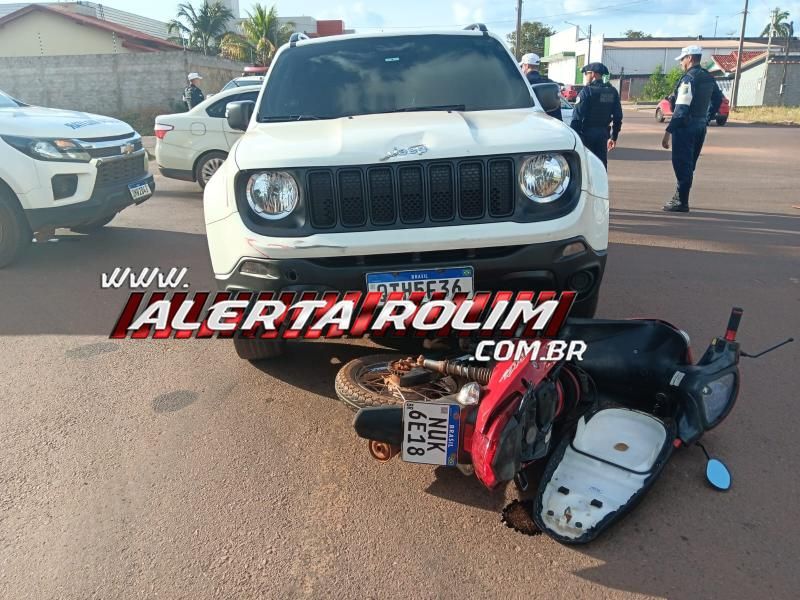 Mulher foi socorrida após ter moto atingida por carro nessa tarde, em Rolim de Moura Mulher foi socorrida após ter moto atingida por carro nessa tarde, em Rolim de Moura