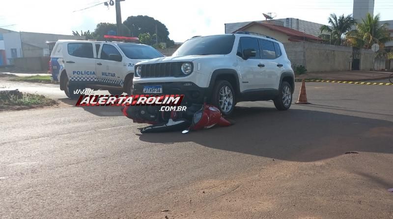 Mulher foi socorrida após ter moto atingida por carro nessa tarde, em Rolim de Moura Mulher foi socorrida após ter moto atingida por carro nessa tarde, em Rolim de Moura