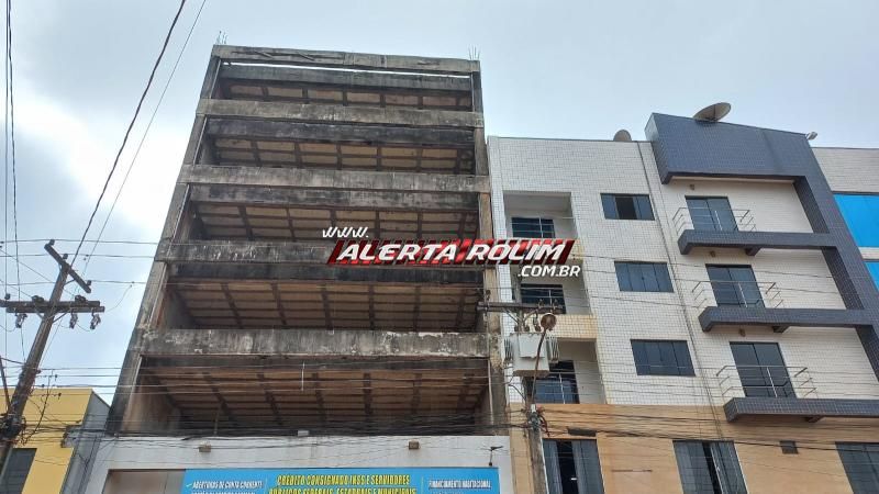 PERIGO - Adolescentes foram vistos brincando em cima de terraço de prédio de 06 andares, inacabado, em Rolim de Moura; VEJA O VÍDEO PERIGO - Adolescentes foram vistos brincando em cima de terraço de prédio de 06 andares, inacabado, em Rolim de Moura; VEJA O VÍDEO