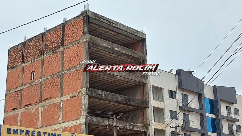 PERIGO - Adolescentes foram vistos brincando em cima de terraço de prédio de 06 andares, inacabado, em Rolim de Moura; VEJA O VÍDEO PERIGO - Adolescentes foram vistos brincando em cima de terraço de prédio de 06 andares, inacabado, em Rolim de Moura; VEJA O VÍDEO