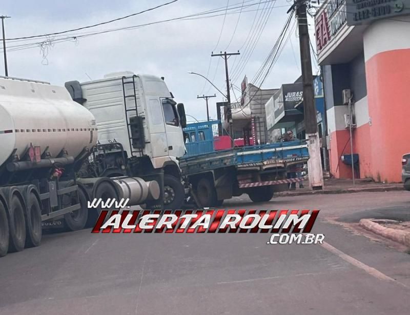 PM registrou colisão entre carreta e caminhão nessa tarde, em Rolim de Moura PM registrou colisão entre carreta e caminhão nessa tarde, em Rolim de Moura