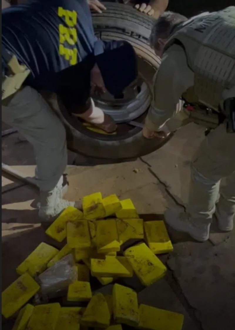 PRF encontra 53 kg de cocaína e crack em carreta com doações para o Rio Grande do Sul PRF encontra 53 kg de cocaína e crack em carreta com doações para o Rio Grande do Sul