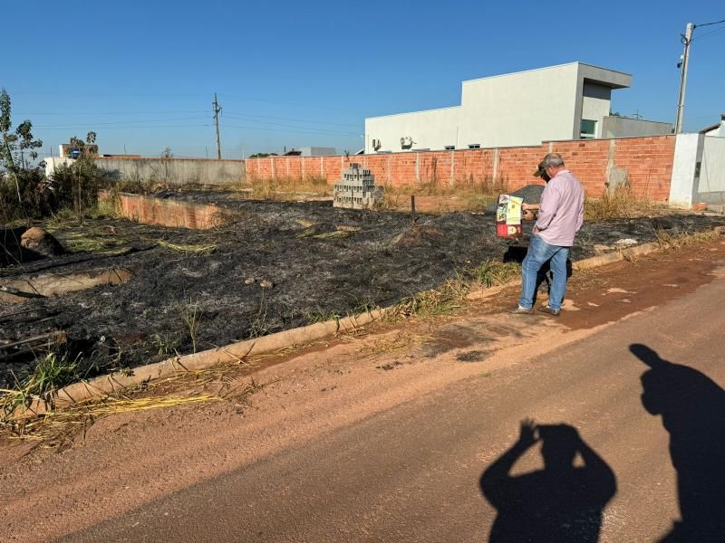 Rolim de Moura: Secretaria de Meio Ambiente realiza visita ao Residencial Jequitibá após denúncia de queimada e notifica proprietários dos terrenos Rolim de Moura: Secretaria de Meio Ambiente realiza visita ao Residencial Jequitibá após denúncia de queimada e notifica proprietários dos terrenos
