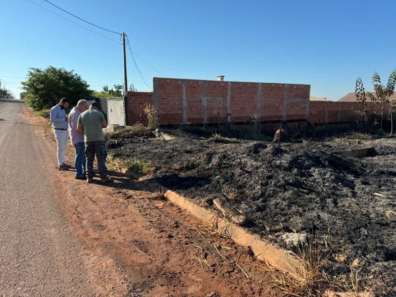 Rolim de Moura: Secretaria de Meio Ambiente realiza visita ao Residencial Jequitibá após denúncia de queimada e notifica proprietários dos terrenos Rolim de Moura: Secretaria de Meio Ambiente realiza visita ao Residencial Jequitibá após denúncia de queimada e notifica proprietários dos terrenos