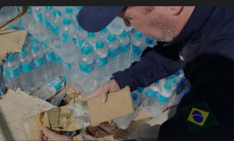 Toneladas de drogas são encontradas em carreta com doações para o RS Toneladas de drogas são encontradas em carreta com doações para o RS