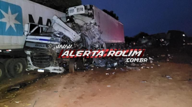 URGENTE - Grave acidente na RO 010 envolvendo 3 carretas deixou um dos motoristas morto, em Rolim de Moura URGENTE - Grave acidente na RO 010 envolvendo 3 carretas deixou um dos motoristas morto, em Rolim de Moura