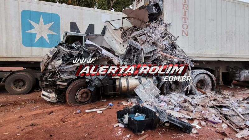 URGENTE - Grave acidente na RO 010 envolvendo 3 carretas deixou um dos motoristas morto, em Rolim de Moura URGENTE - Grave acidente na RO 010 envolvendo 3 carretas deixou um dos motoristas morto, em Rolim de Moura