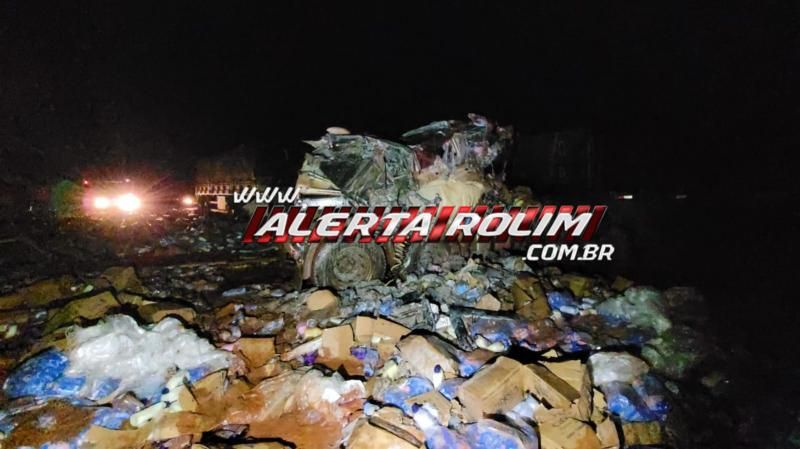 URGENTE - Grave acidente na RO 010 envolvendo 3 carretas deixou um dos motoristas morto, em Rolim de Moura URGENTE - Grave acidente na RO 010 envolvendo 3 carretas deixou um dos motoristas morto, em Rolim de Moura