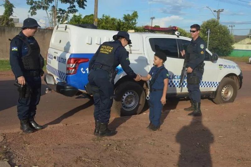 Uma festa inesquecível: Polícia Militar fez alegria de aniversariante, em Pimenta Bueno Uma festa inesquecível: Polícia Militar fez alegria de aniversariante, em Pimenta Bueno