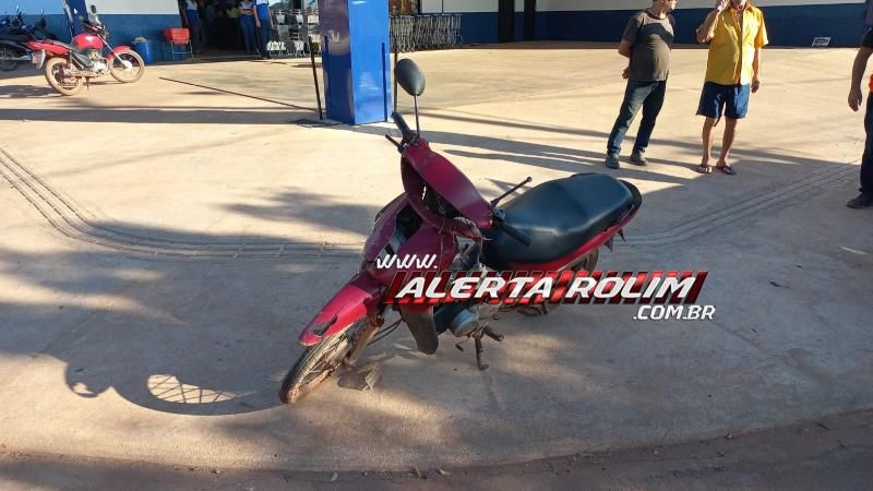 Colisão entre moto e veículo do DER deixou mulher ferida nessa manhã, em Rolim de Moura Colisão entre moto e veículo do DER deixou mulher ferida nessa manhã, em Rolim de Moura