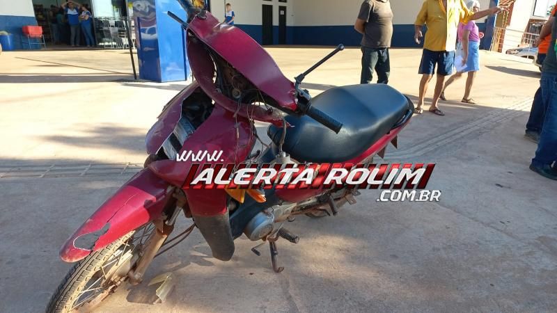 Colisão entre moto e veículo do DER deixou mulher ferida nessa manhã, em Rolim de Moura Colisão entre moto e veículo do DER deixou mulher ferida nessa manhã, em Rolim de Moura
