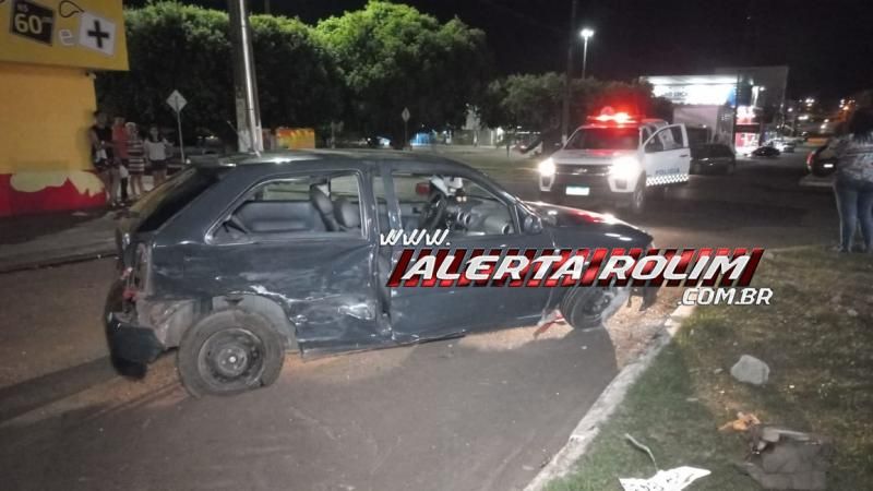 Acidente de trânsito envolvendo dois carros foi registrado nessa noite no Centro de Rolim de Moura Acidente de trânsito envolvendo dois carros foi registrado nessa noite no Centro de Rolim de Moura