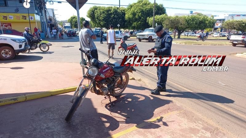 Acidente de trânsito envolvendo duas motos deixou mulher ferida nesse sábado, em Rolim de Moura Acidente de trânsito envolvendo duas motos deixou mulher ferida nesse sábado, em Rolim de Moura