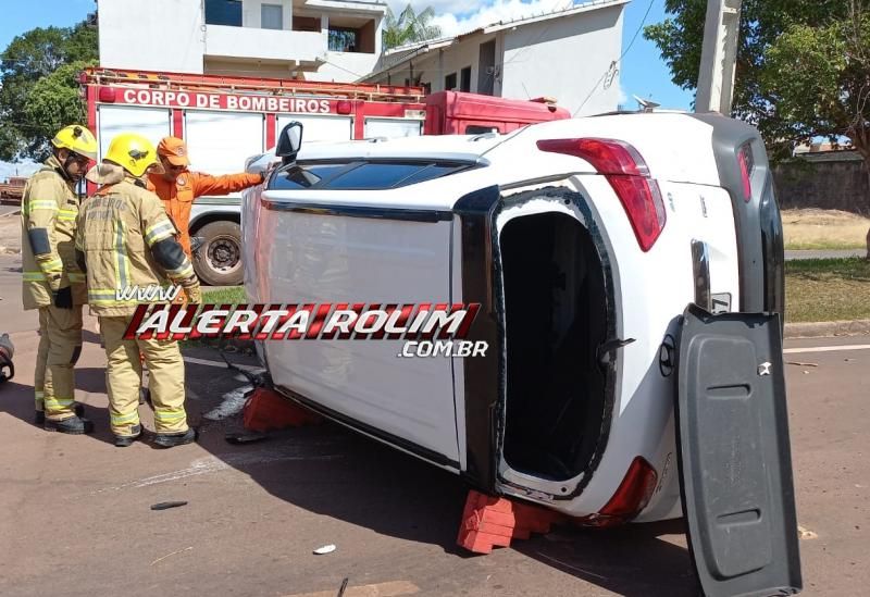 Carro tombou após ser atingido por outro veículo nessa tarde, em Rolim de Moura Carro tombou após ser atingido por outro veículo nessa tarde, em Rolim de Moura