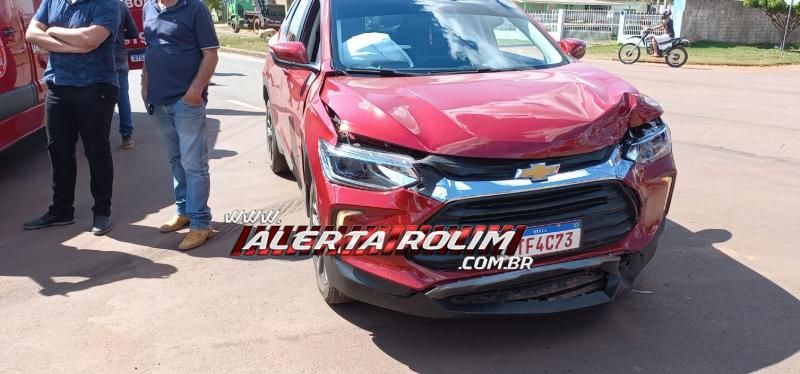 Carro tombou após ser atingido por outro veículo nessa tarde, em Rolim de Moura Carro tombou após ser atingido por outro veículo nessa tarde, em Rolim de Moura