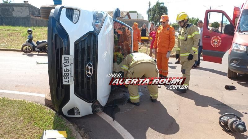 Carro tombou após ser atingido por outro veículo nessa tarde, em Rolim de Moura Carro tombou após ser atingido por outro veículo nessa tarde, em Rolim de Moura