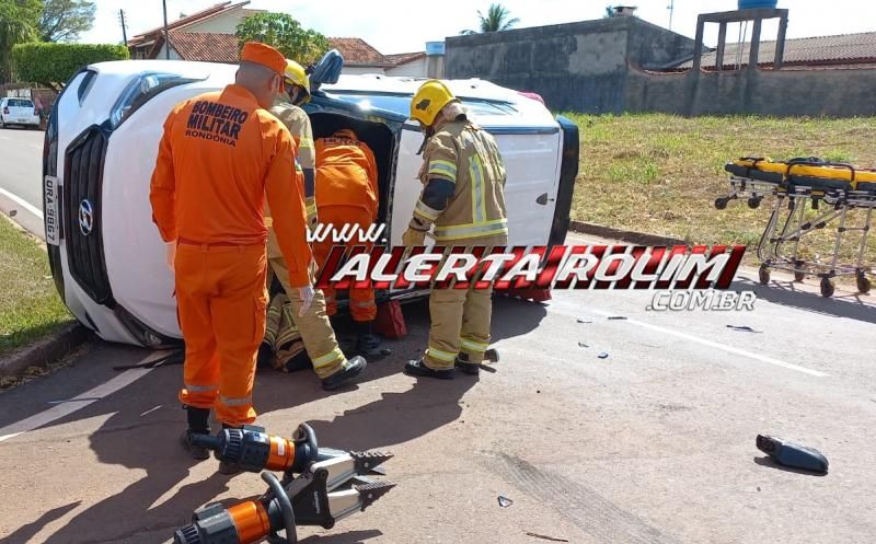 Carro tombou após ser atingido por outro veículo nessa tarde, em Rolim de Moura Carro tombou após ser atingido por outro veículo nessa tarde, em Rolim de Moura