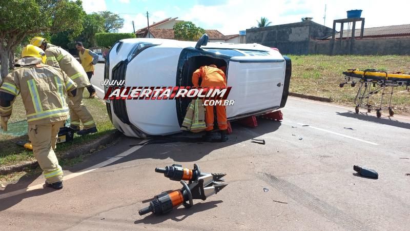 Carro tombou após ser atingido por outro veículo nessa tarde, em Rolim de Moura Carro tombou após ser atingido por outro veículo nessa tarde, em Rolim de Moura