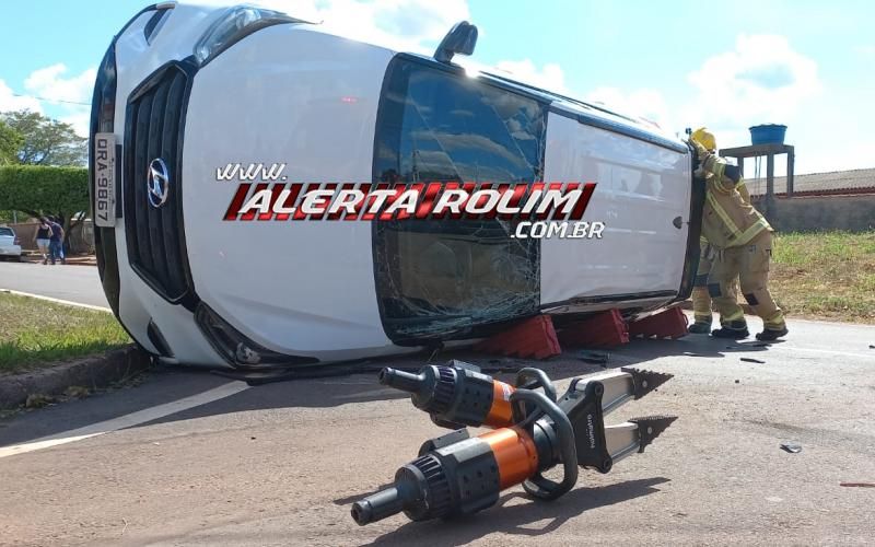 Carro tombou após ser atingido por outro veículo nessa tarde, em Rolim de Moura Carro tombou após ser atingido por outro veículo nessa tarde, em Rolim de Moura