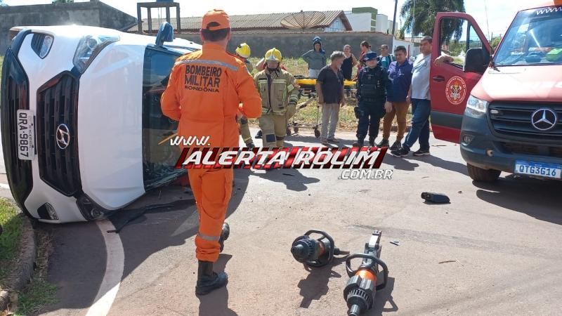 Carro tombou após ser atingido por outro veículo nessa tarde, em Rolim de Moura Carro tombou após ser atingido por outro veículo nessa tarde, em Rolim de Moura