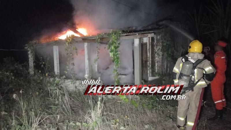 Casa desabitada foi atingida por incêndio no bairro Centenário, em Rolim de Moura Casa desabitada foi atingida por incêndio no bairro Centenário, em Rolim de Moura