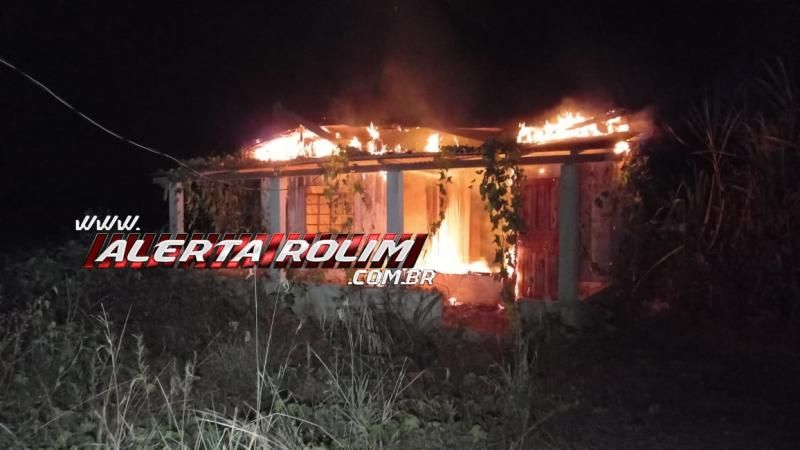 Casa desabitada foi atingida por incêndio no bairro Centenário, em Rolim de Moura Casa desabitada foi atingida por incêndio no bairro Centenário, em Rolim de Moura