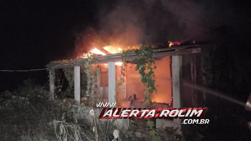 Casa desabitada foi atingida por incêndio no bairro Centenário, em Rolim de Moura Casa desabitada foi atingida por incêndio no bairro Centenário, em Rolim de Moura