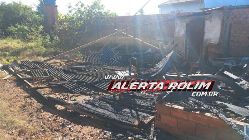 Casa em madeira foi completamente destruída por incêndio nessa madrugada no bairro Beira Rio, em Rolim de Moura Casa em madeira foi completamente destruída por incêndio nessa madrugada no bairro Beira Rio, em Rolim de Moura