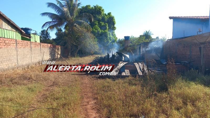 Casa em madeira foi completamente destruída por incêndio nessa madrugada no bairro Beira Rio, em Rolim de Moura Casa em madeira foi completamente destruída por incêndio nessa madrugada no bairro Beira Rio, em Rolim de Moura