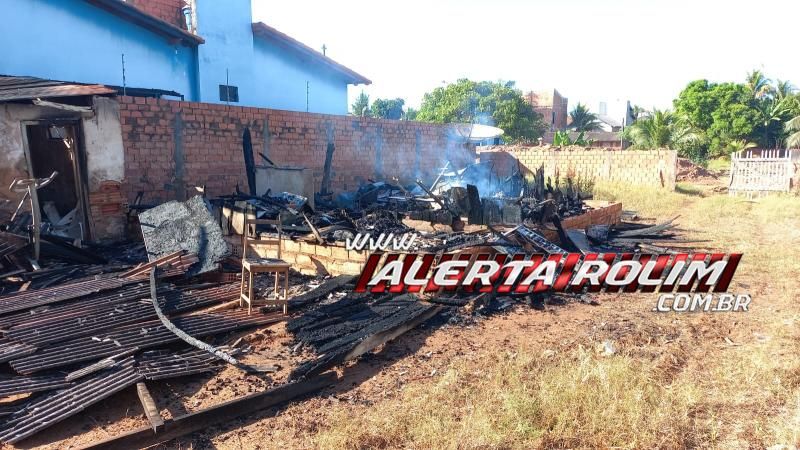 Casa em madeira foi completamente destruída por incêndio nessa madrugada no bairro Beira Rio, em Rolim de Moura Casa em madeira foi completamente destruída por incêndio nessa madrugada no bairro Beira Rio, em Rolim de Moura