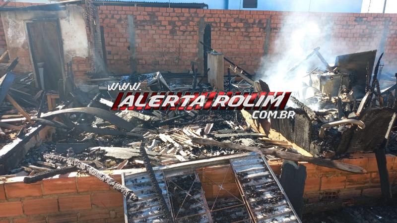 Casa em madeira foi completamente destruída por incêndio nessa madrugada no bairro Beira Rio, em Rolim de Moura Casa em madeira foi completamente destruída por incêndio nessa madrugada no bairro Beira Rio, em Rolim de Moura
