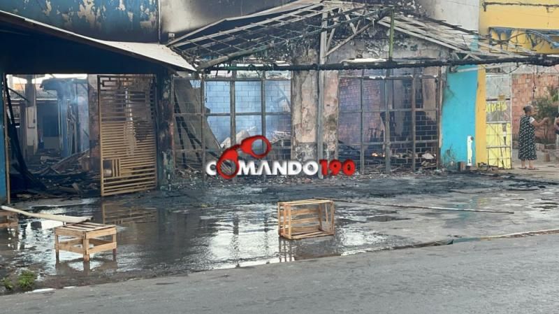 Comércio foi completamente destruído por incêndio nessa madrugada, em Ji-Paraná Comércio foi completamente destruído por incêndio nessa madrugada, em Ji-Paraná