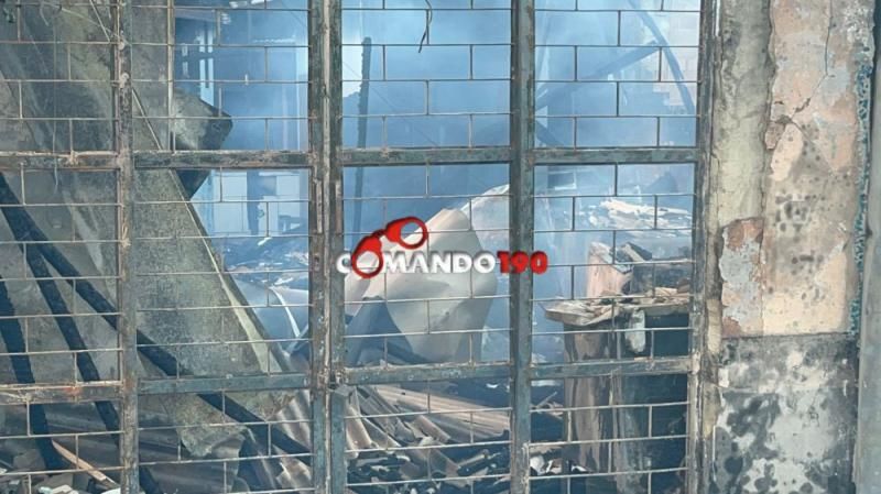 Comércio foi completamente destruído por incêndio nessa madrugada, em Ji-Paraná Comércio foi completamente destruído por incêndio nessa madrugada, em Ji-Paraná