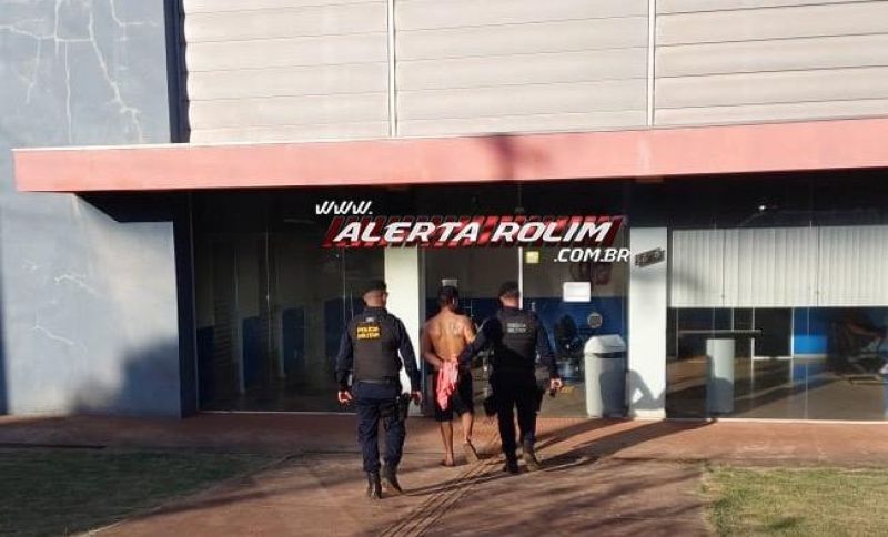 Foragido da Justiça, condenado a mais de 28 anos de prisão, foi recapturado pela Polícia Militar, em Rolim de Moura Foragido da Justiça, condenado a mais de 28 anos de prisão, foi recapturado pela Polícia Militar, em Rolim de Moura