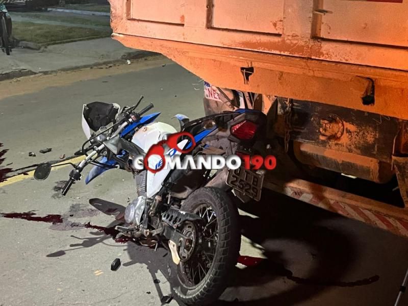Motociclista morreu ao bater na traseira de caminhão caçamba, em RO Motociclista morreu ao bater na traseira de caminhão caçamba, em RO
