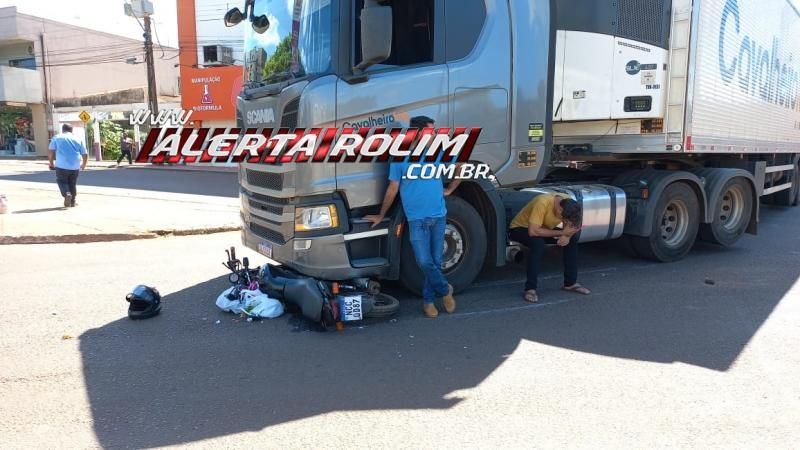 Mulher foi socorrida após ter moto atingida por carreta no Centro de Rolim de Moura Mulher foi socorrida após ter moto atingida por carreta no Centro de Rolim de Moura