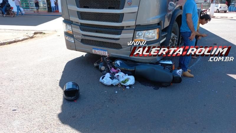 Mulher foi socorrida após ter moto atingida por carreta no Centro de Rolim de Moura Mulher foi socorrida após ter moto atingida por carreta no Centro de Rolim de Moura