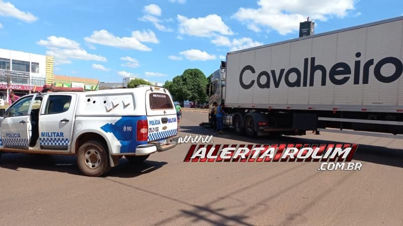 Mulher foi socorrida após ter moto atingida por carreta no Centro de Rolim de Moura Mulher foi socorrida após ter moto atingida por carreta no Centro de Rolim de Moura