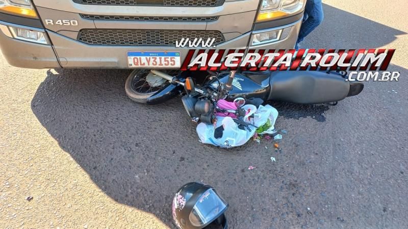 Mulher foi socorrida após ter moto atingida por carreta no Centro de Rolim de Moura Mulher foi socorrida após ter moto atingida por carreta no Centro de Rolim de Moura